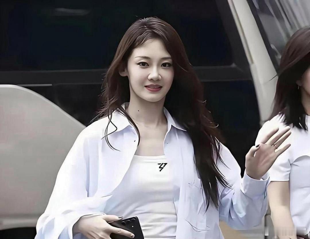 郑凯老婆苗苗的颜值也太能打了，温柔又精致，美得让人移不开目光！ 