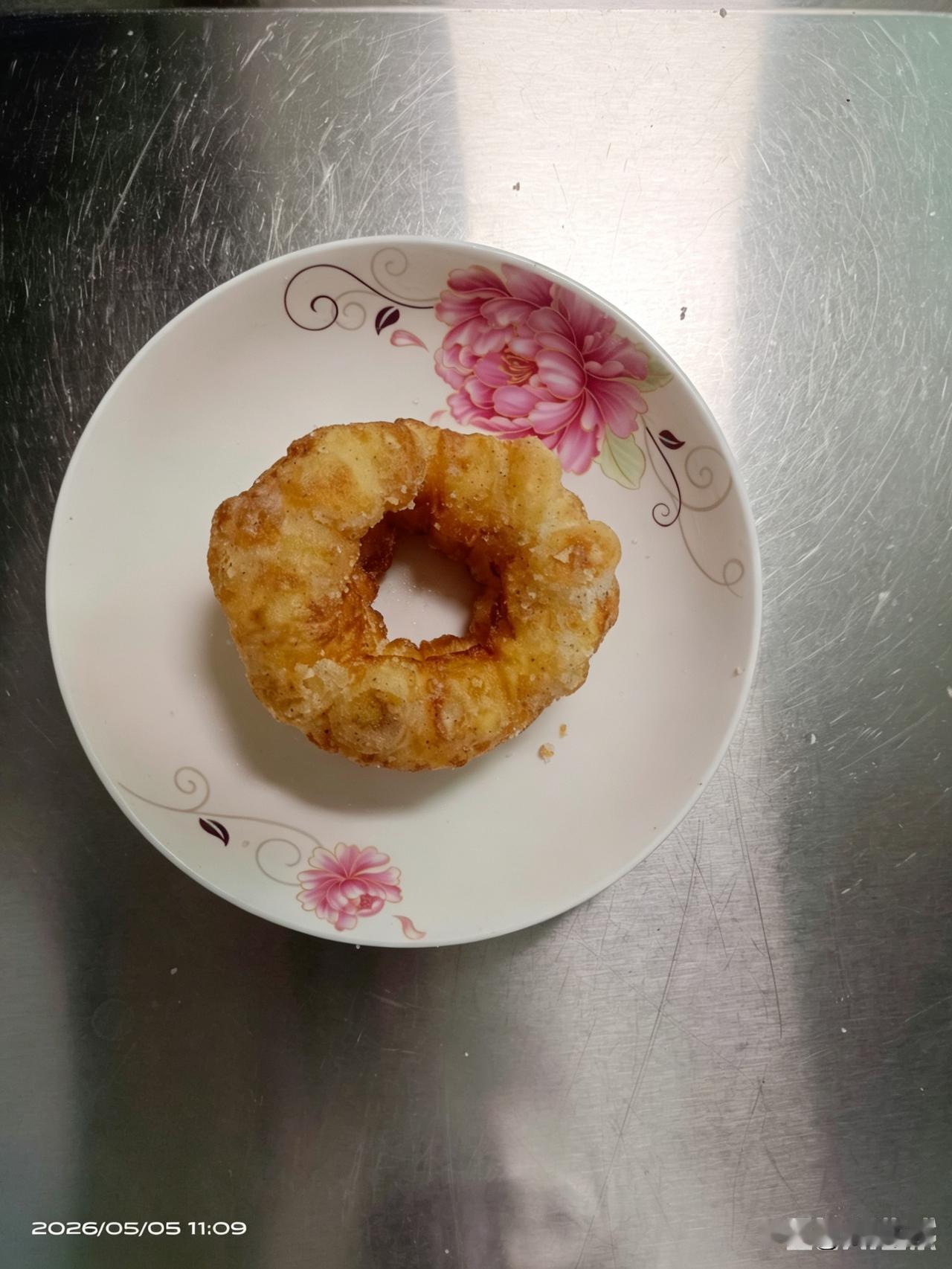 鄂州油灯金黄浑圆，外酥里嫩裹糖粉，一口油香面甜，是吴都舌尖的童年记忆。