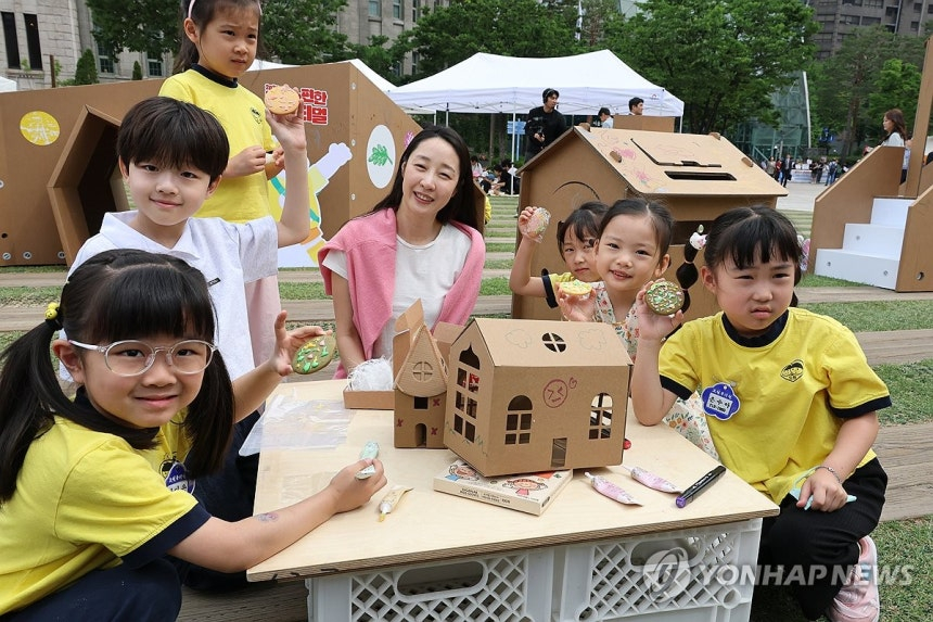 【韩国8月起可休1周育儿假，有娃上班族不用一次请30天】海外新鲜事热点现场 韩国