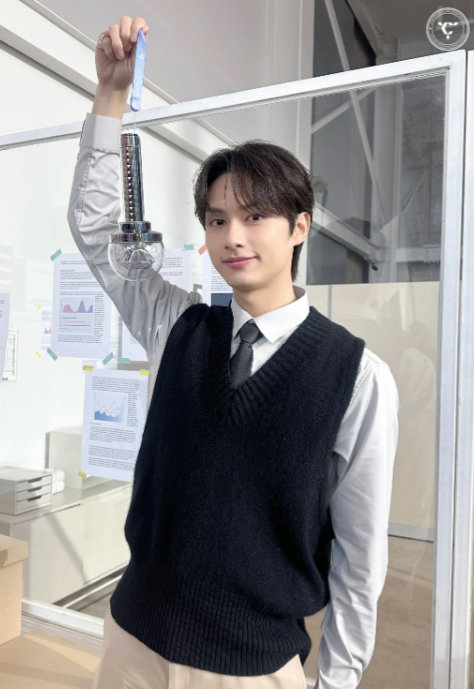 文俊辉文俊辉hi6黑色皮衣上班你好星期六被文俊辉暖到！皮衣帅气出镜，全程贴心提醒