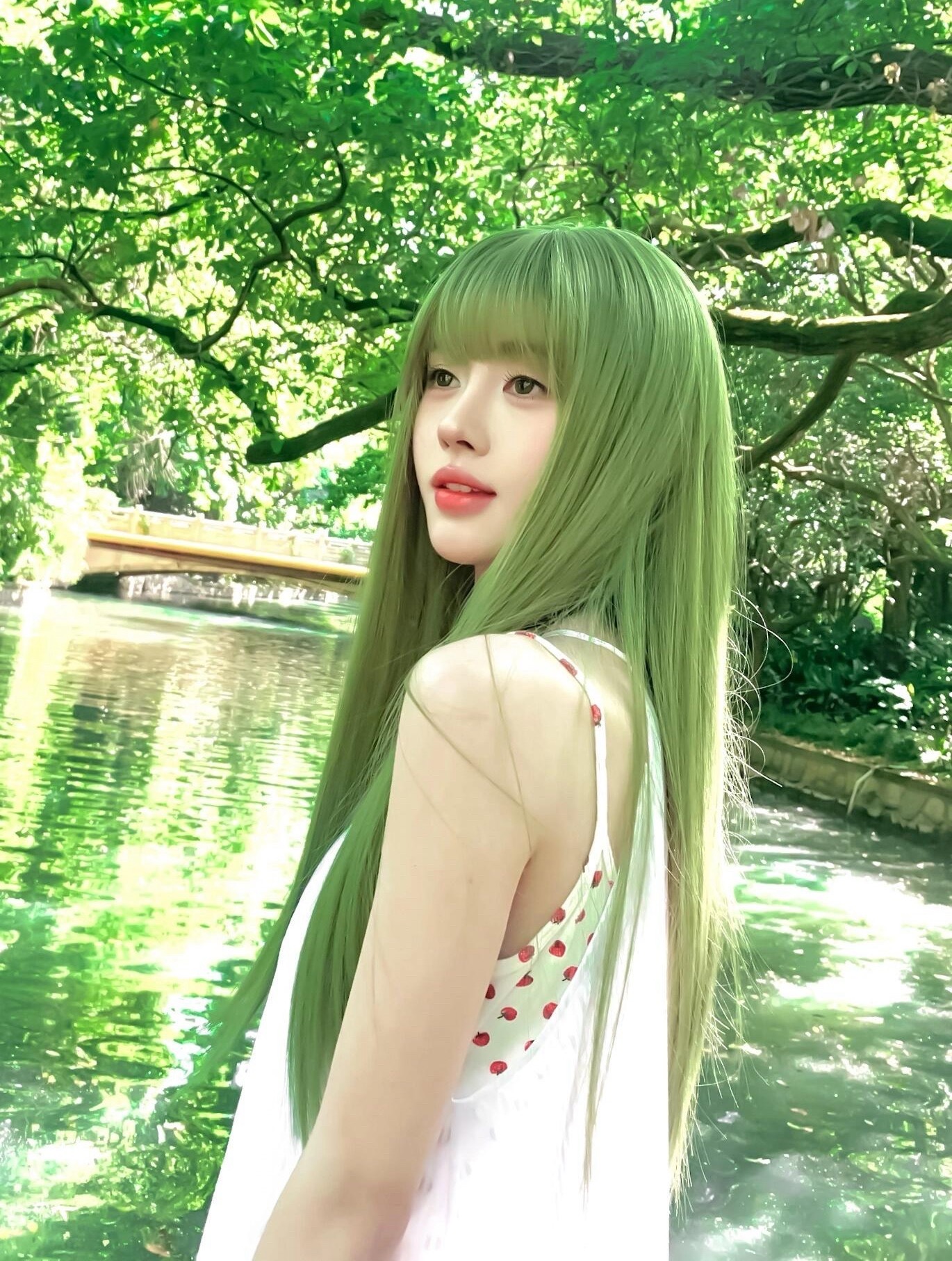 鞠婧祎粉丝把杨超越工作室，反嘿站都给屠了，这两家发生了什么？