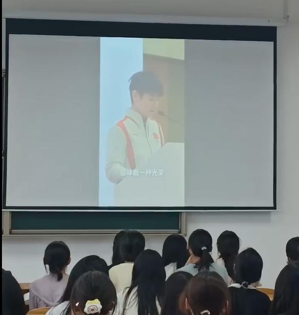 在一堂思想政治课上，老师在PPT中夹了一段孙颖莎发表演讲的视频。坐在下面的学生们