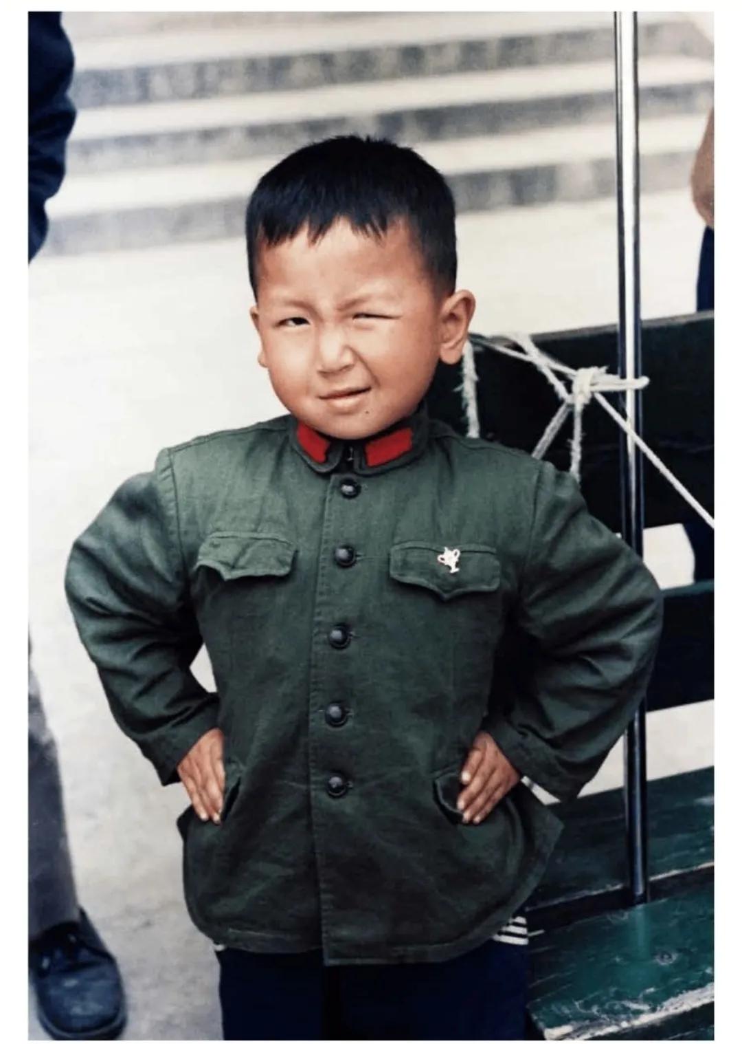 1980年，北京街头，一名摄影师给这个小男孩展示了如何拍照之后，他向镜头眨了眨眼