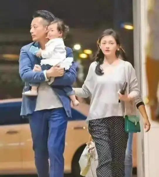 我觉得，两个人的事情，人家当事人都没出来说啥，网友们却骂女方矫情、多愁善感、老哭