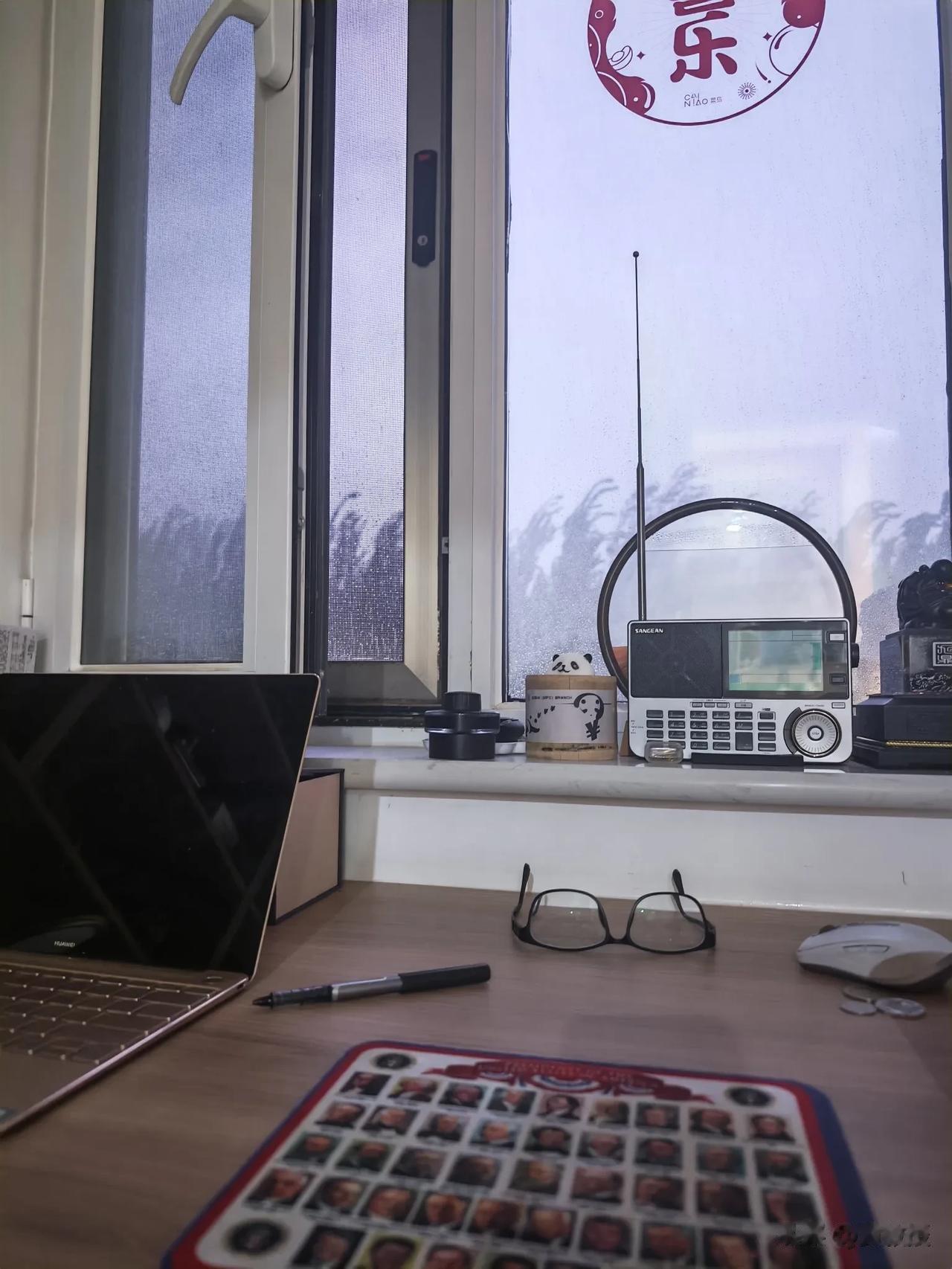 暴雨天
适合在家关灯听收音机📻
现在还有听收音机的吗？