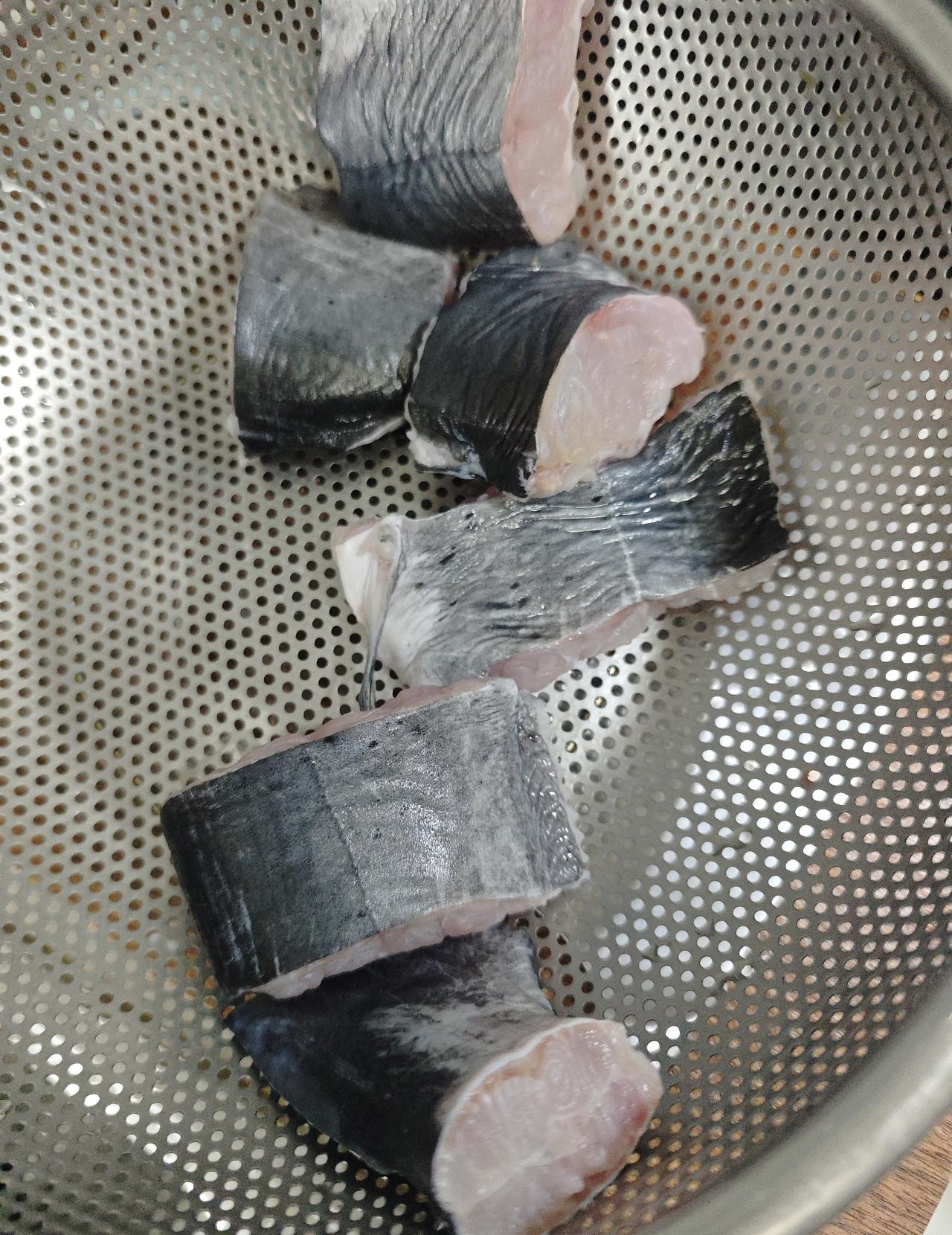 偷偷下厨烧鮰鱼，去腥到位鲜掉眉
 
家里人嫌鮰鱼带腥味不爱吃，趁着大伙不在家，索