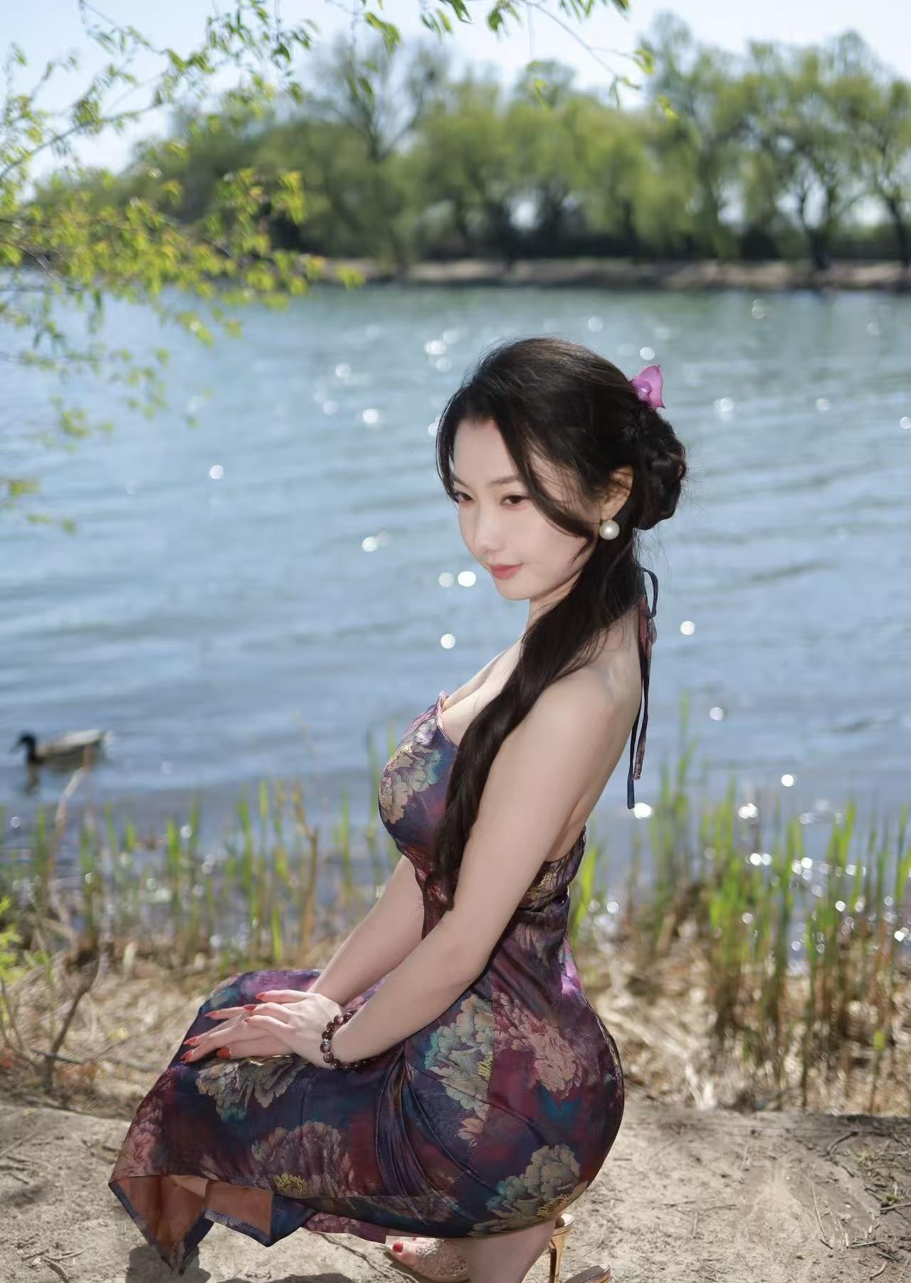 晒图笔记大赛春光明媚，最是颐和园西堤动人。和煦春风掠过昆明湖，整条长堤被春色温柔