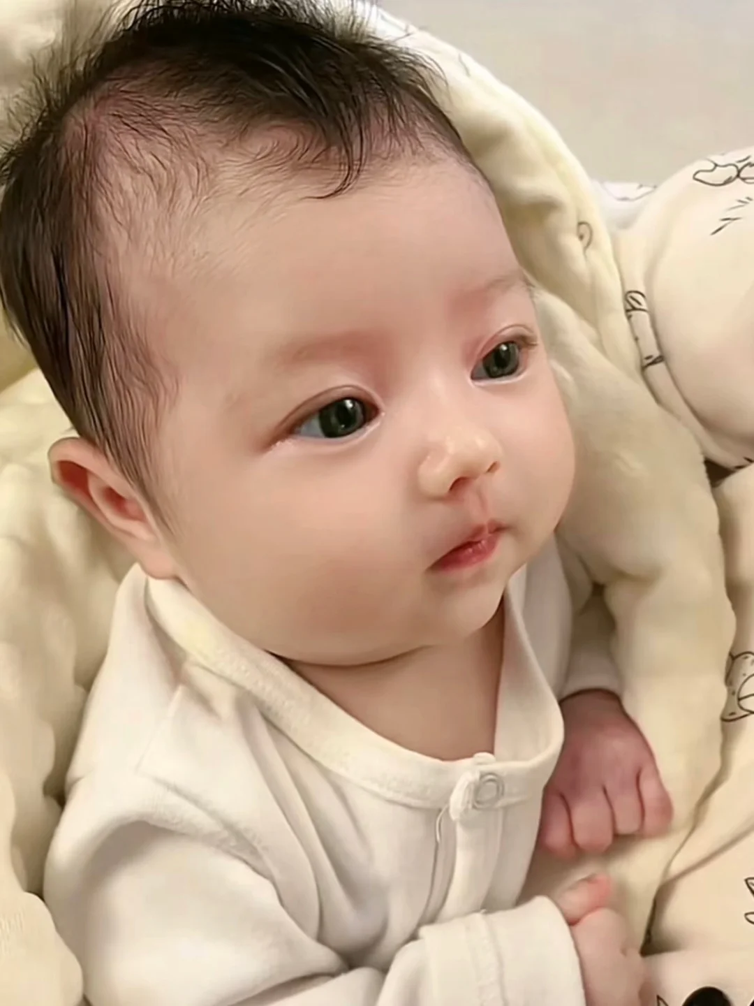 刷到都会拥有健康足月的大眼萌娃呀