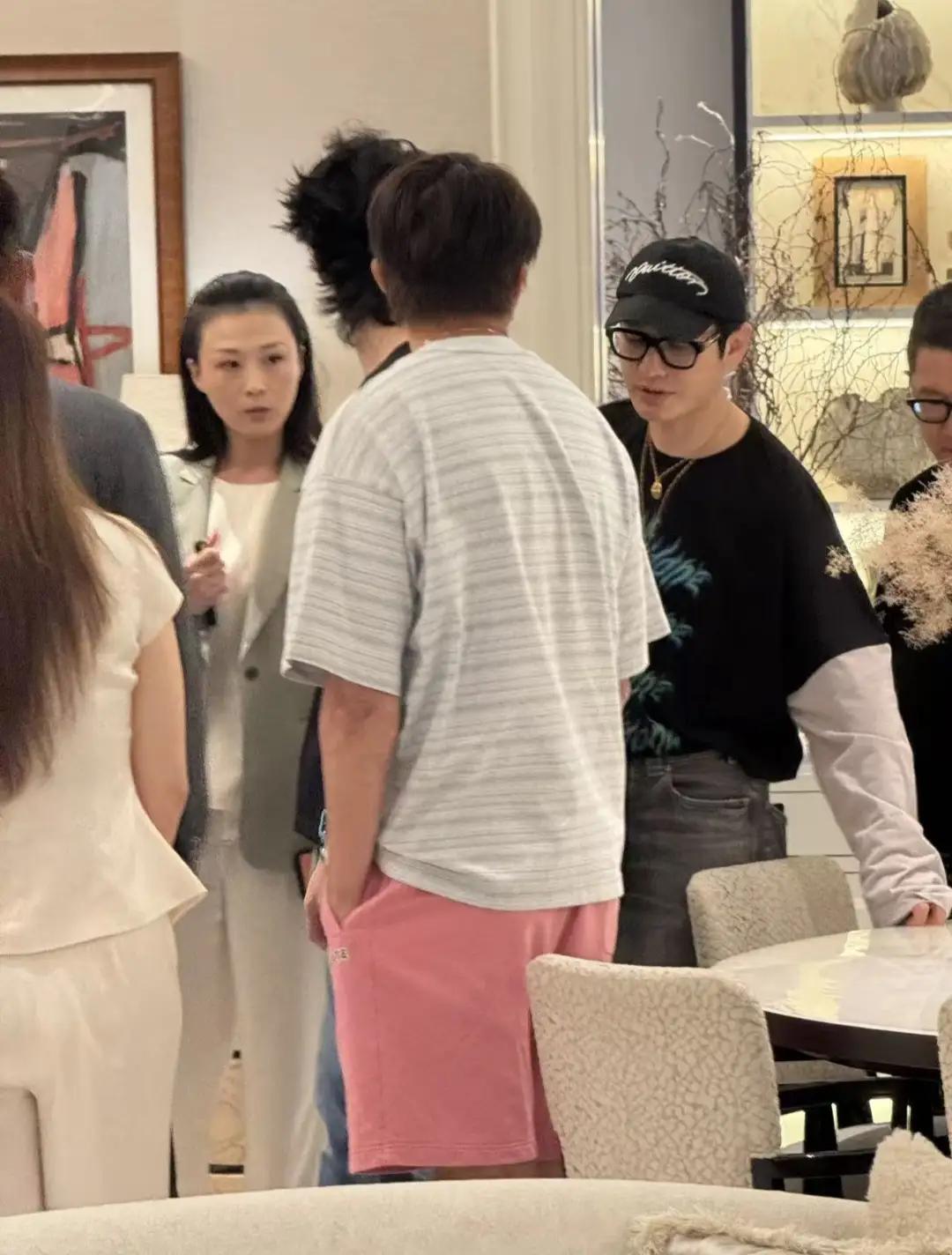 48岁黄晓明现身上海嘉佰道看房子，他认真听着销售人员给他讲解房子的情况，身边还围