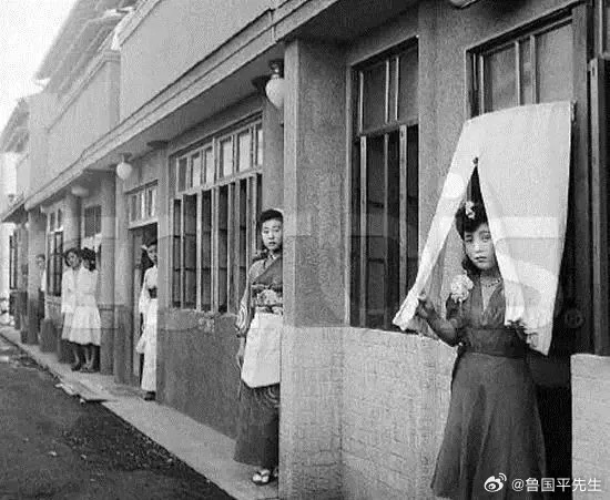 1940年，一名日本士兵满怀兴奋地来到战地的慰安所，隔着床纱看到床上女人玲珑有致