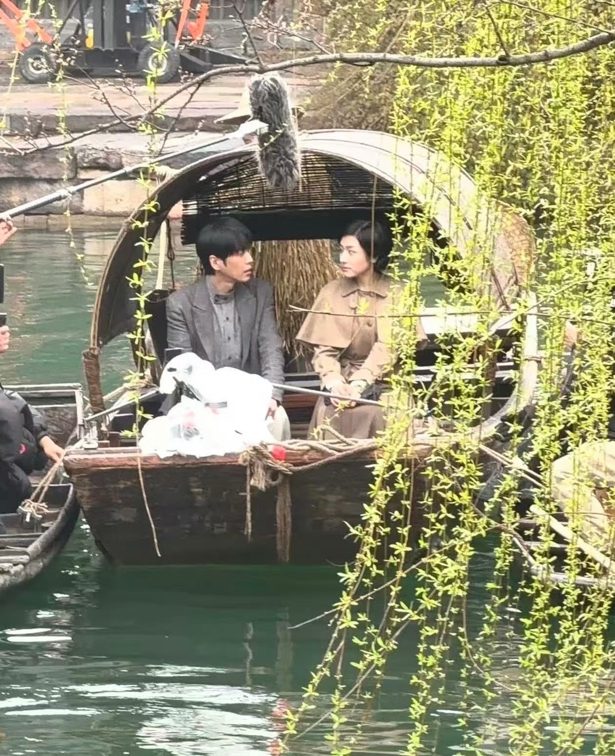 张若昀和李兰迪这一次组的CP造型怎么土土的？ 