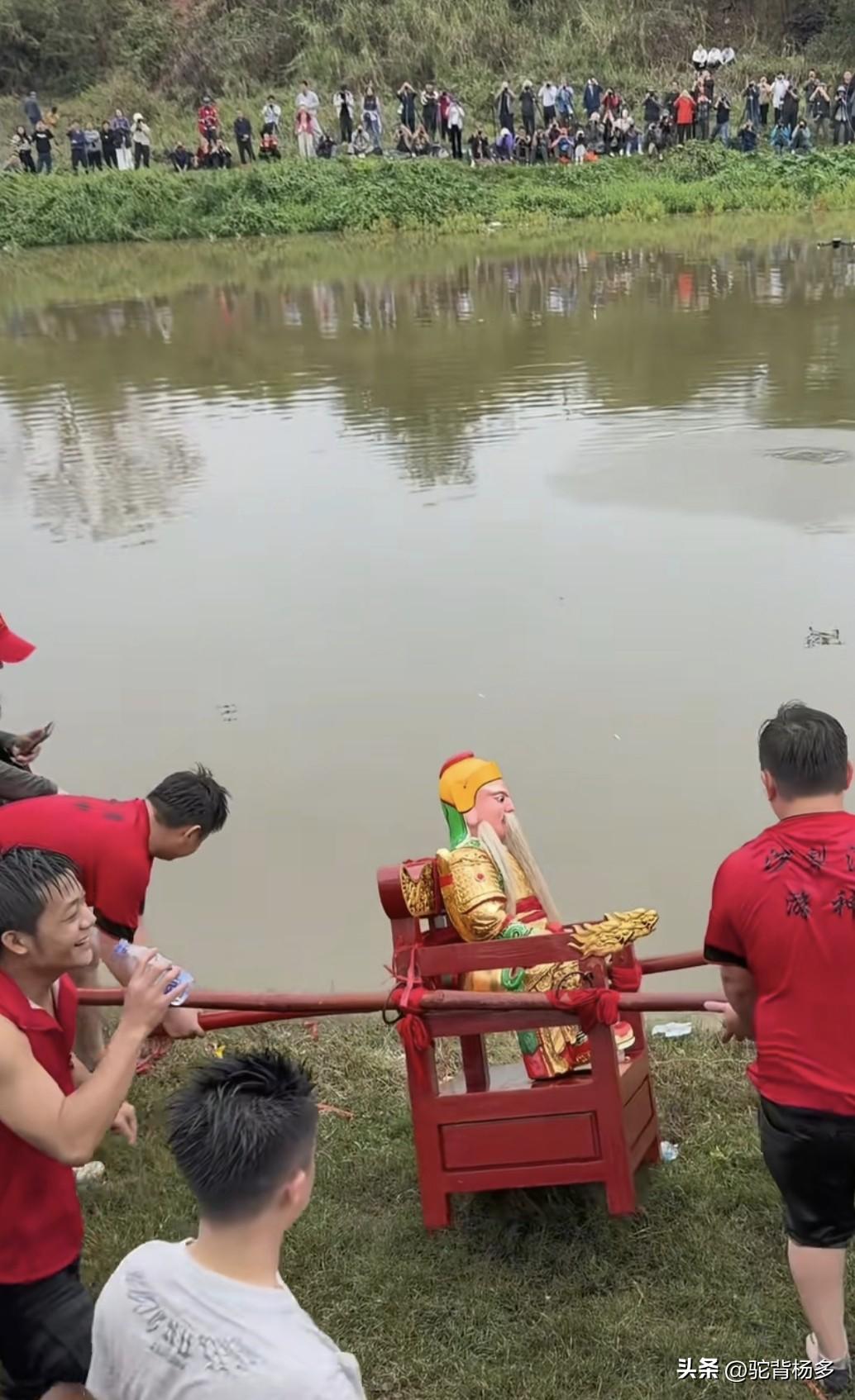 十里乡俗不同，还有“水老爷”乡俗，抬头老爷倒水里，然后往老爷上泼水洗耍。