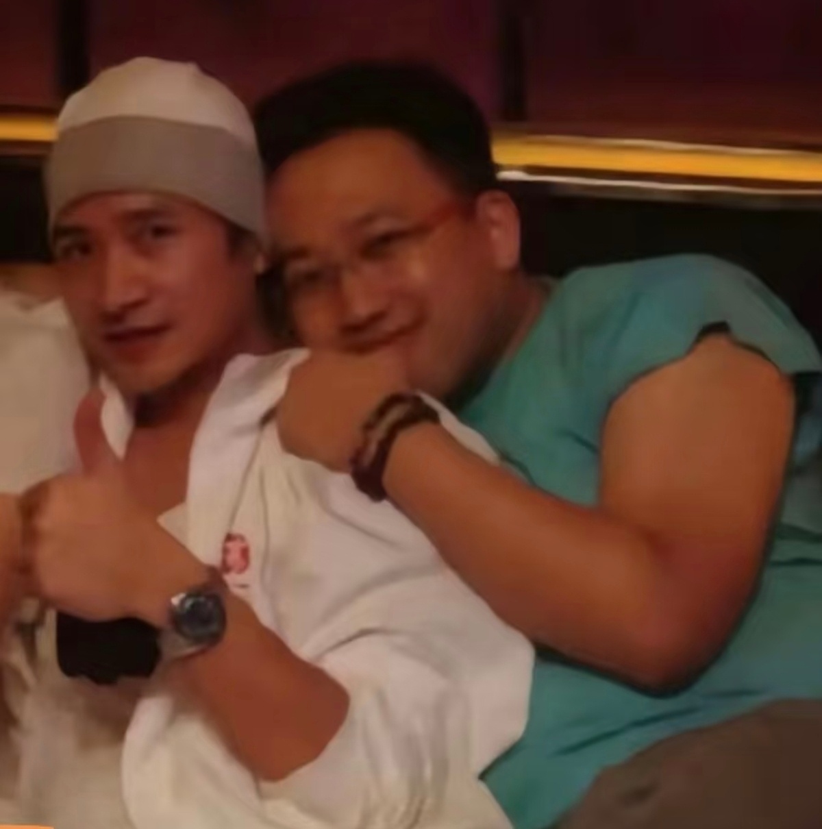 看于正这娇羞的样子，还说和何晟铭不熟[二哈] ​​​