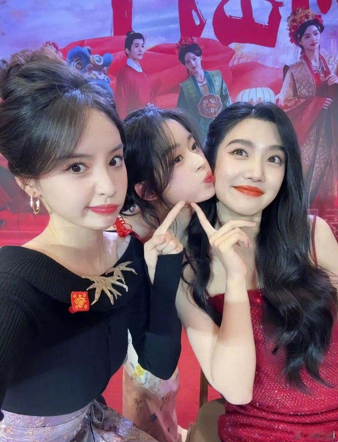 卢昱晓黄杨钿甜亲亲好姐妹就是要亲亲抱抱，卢昱晓黄杨钿甜完美诠释了这一点卢昱晓黄杨