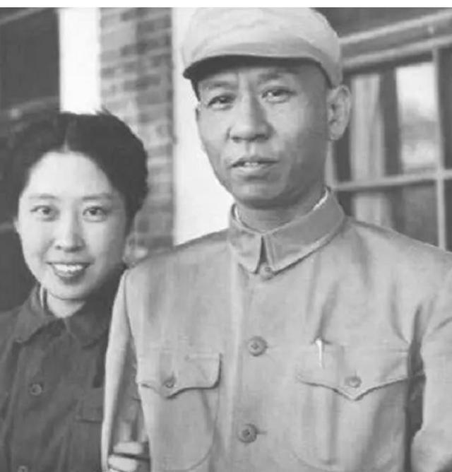 1942年毛泽东说延安困难极了，刘少奇和铁道游击队送来1万两黄金

1942年春