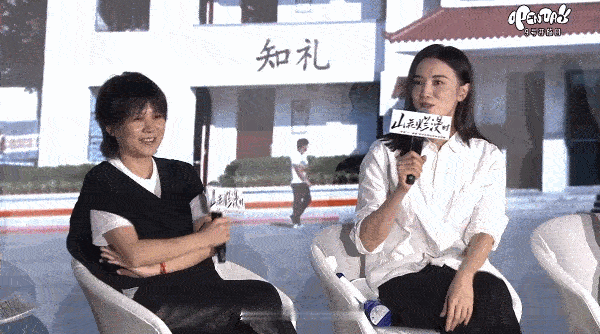 《山花烂漫时》拍摄地点紧邻真实华坪女校，剧组精心打造，情感真挚。宋佳讲述的故事仿