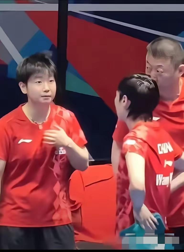 这才是国乒队友！孙颖莎几句话，点醒王曼昱绝杀对手

暂停时刻，孙颖莎快步走到王曼