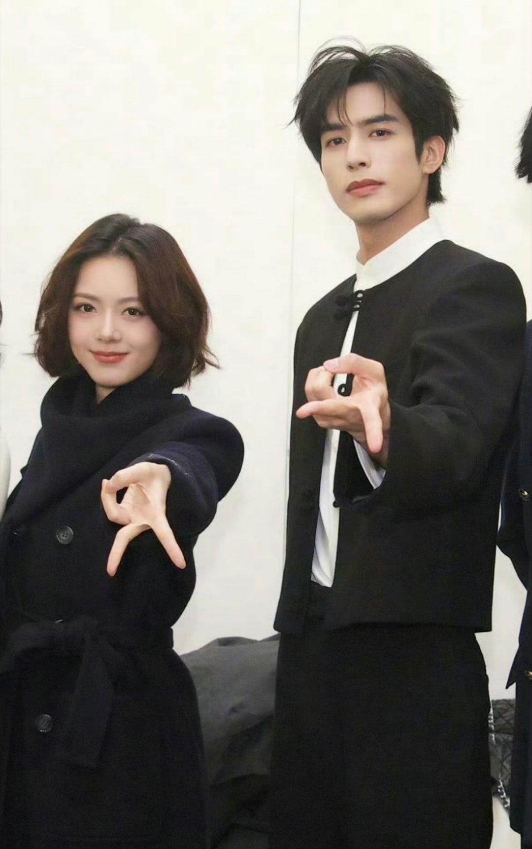 宋威龙在庆功宴上哭了宋威龙以后只流幸福的眼泪💧开年刊期待一下！ 