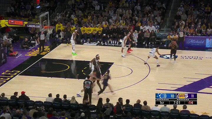 湖人巨星詹姆斯的三分球真是如有神助！在今天湖人主场迎战魔术的比赛中，当时比赛进行