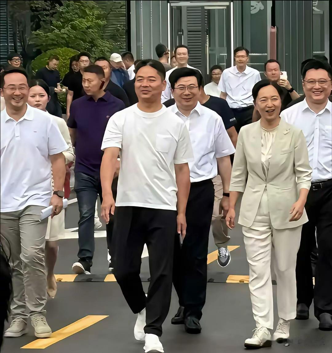 马克思主义历史唯物主义核心观点：
1，经济基础决定上层建筑；
2，上层建筑反作用