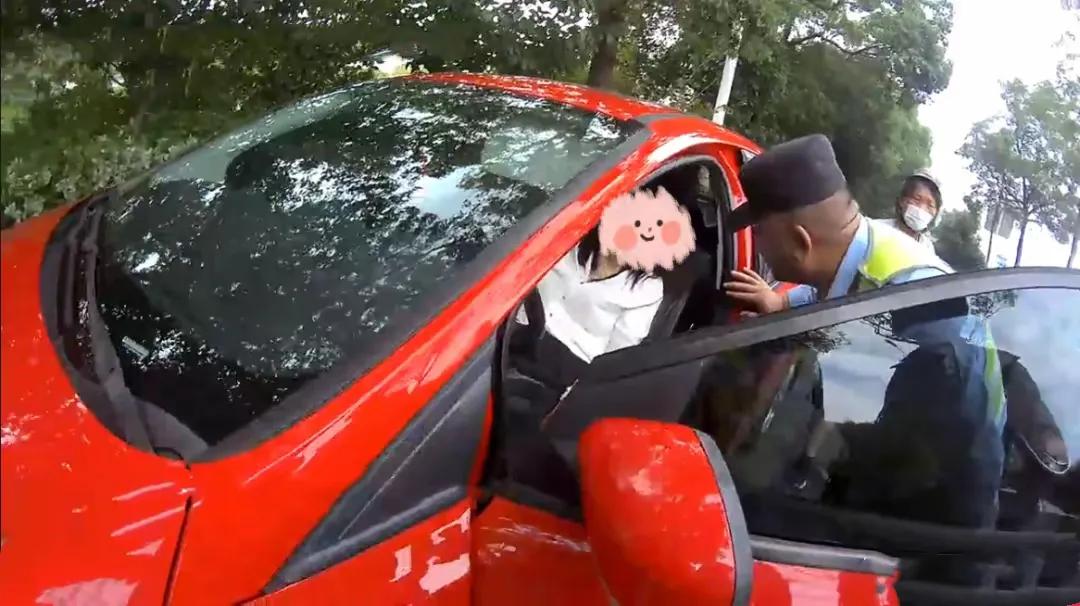 江苏高速上，一位女司机的惊险遭遇给所有驾驶者敲响了警钟。女司机张女士报警称自驾时