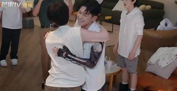 #秦昊的创新运动项目创飞所有人# 秦昊的创新运动项目恰似一场璀璨的烟花盛宴。掰手