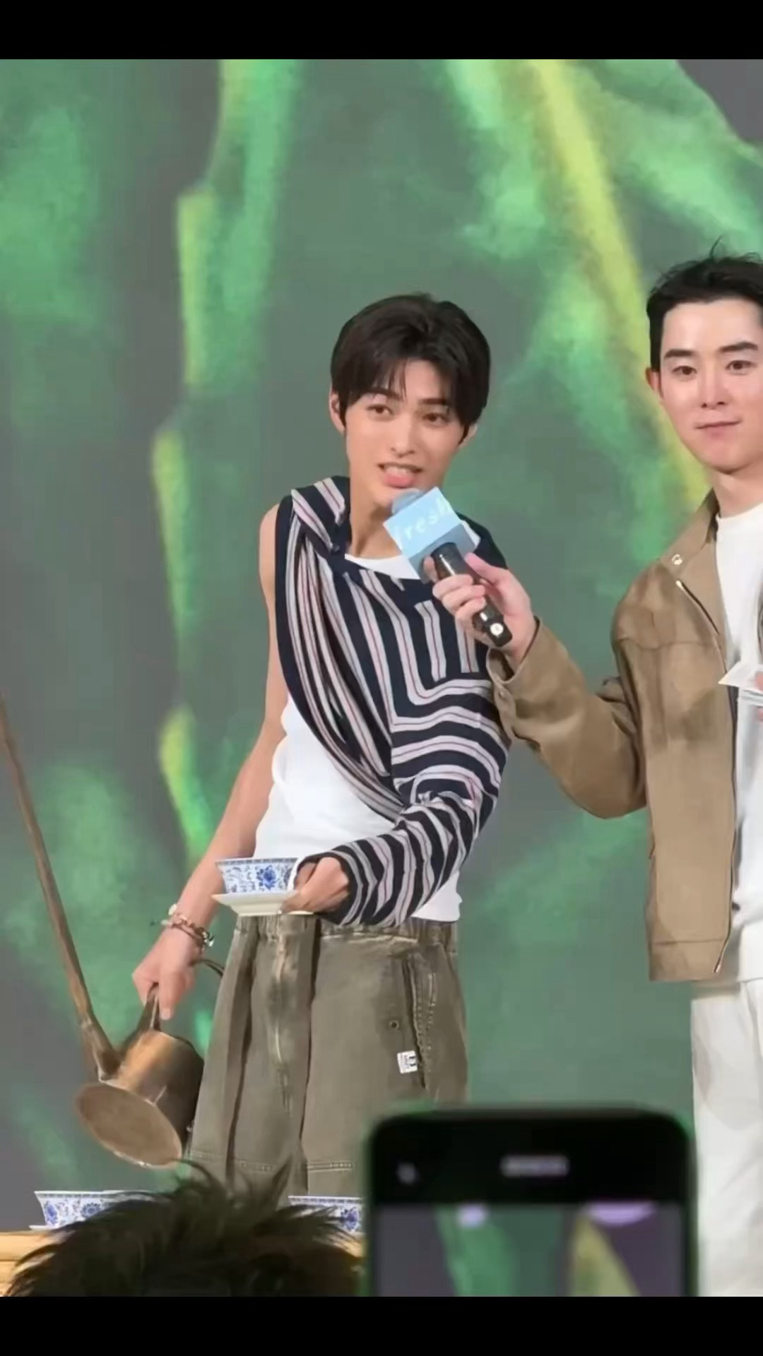 cortis的“请喝茶” ，我也就循环播放了五六七八百遍吧，太可爱了真的是 