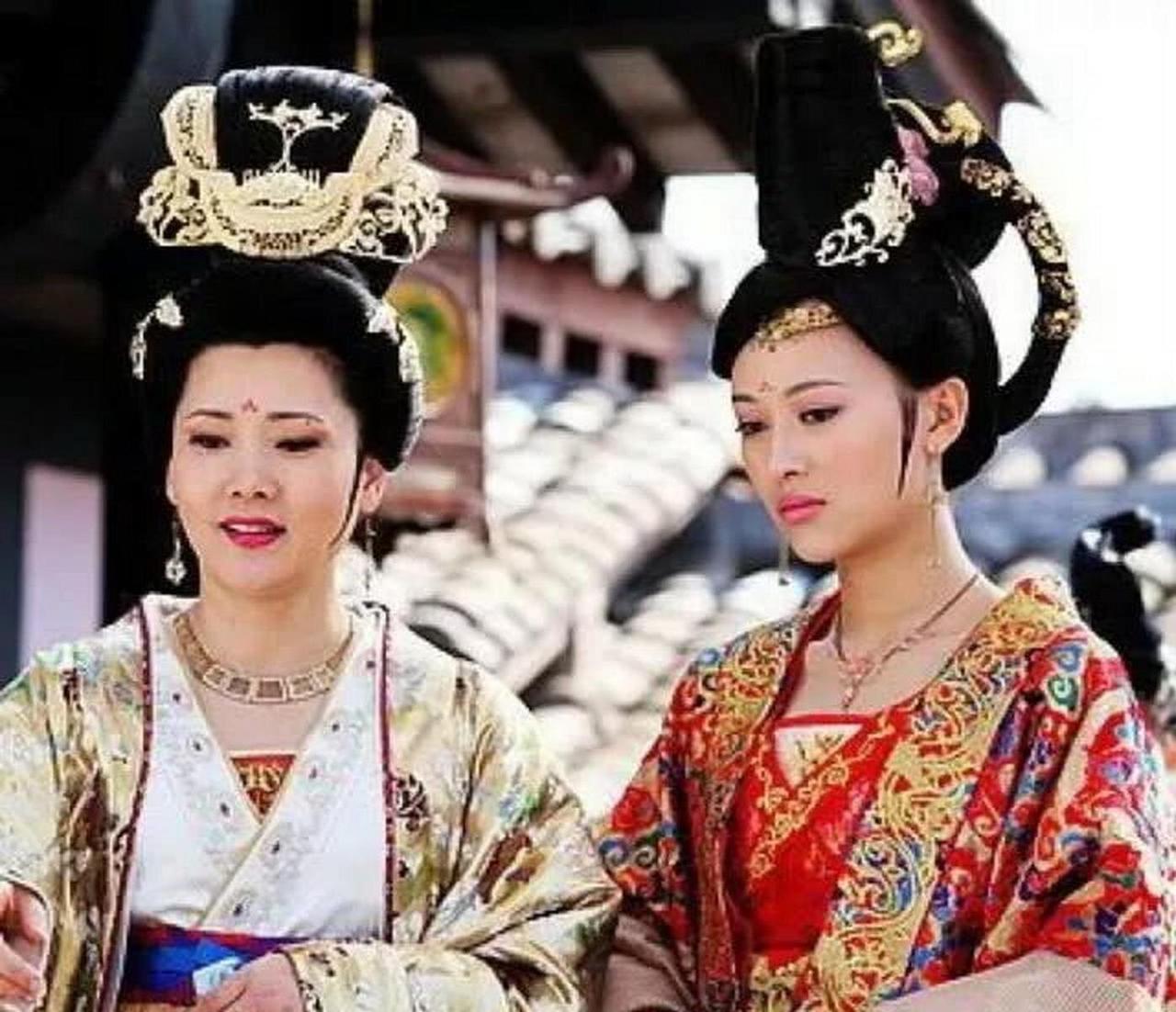 韦后正在寝宫睡觉，李隆基带兵闯入。韦后怒吼：“大胆逆子！” 话没说完，就被利剑刺
