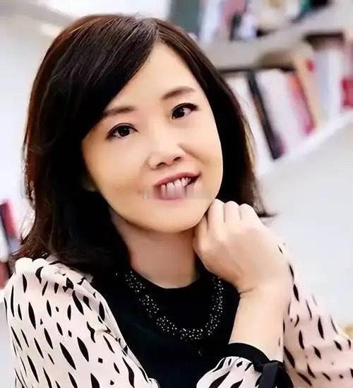 尹乃菁不愿跟郑丽文去美国，所以辞职不干了。其实尹乃菁对岛内政党是什么货色早就了解