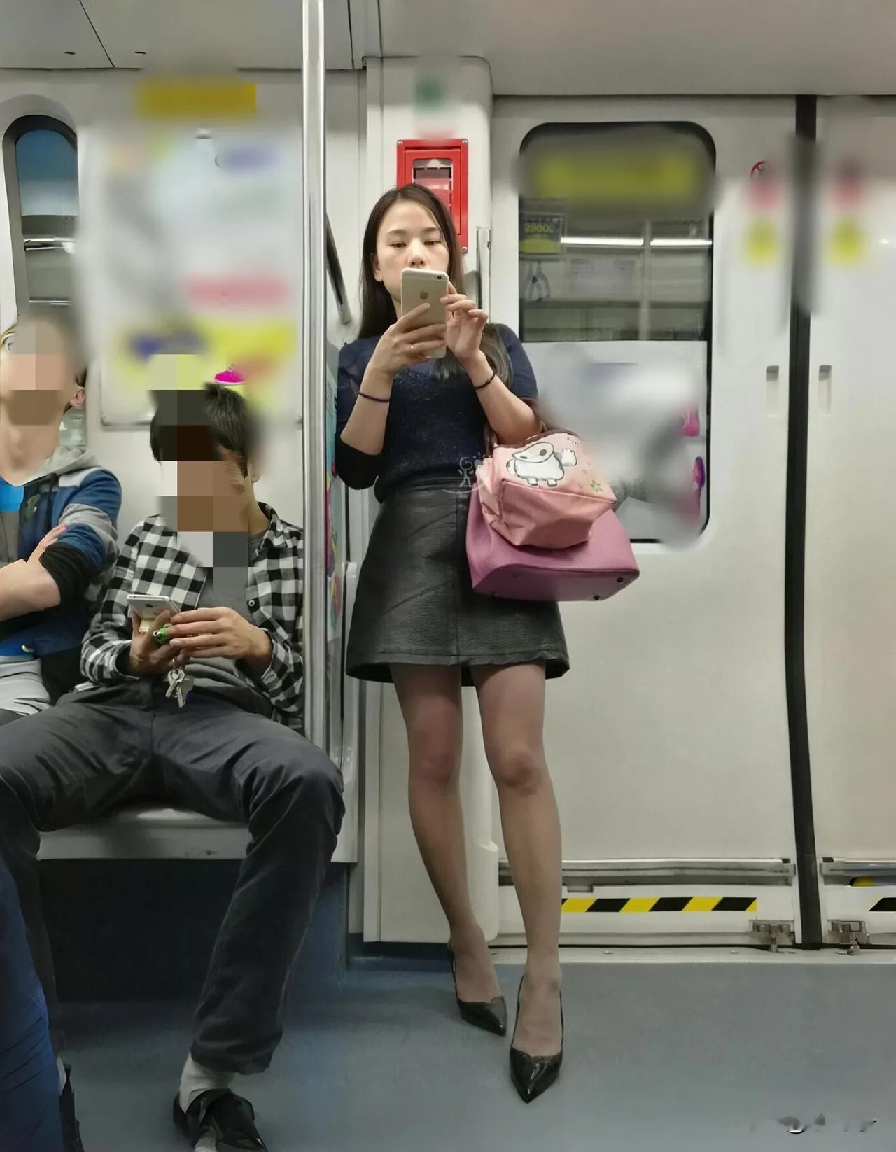 镜中人影动，车外景物移。翻到一张以前的照片，时间过得太快了。