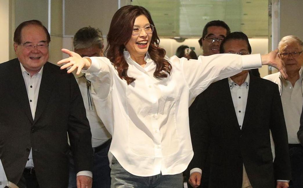 郑丽文离京返台，国民党“敲锣打鼓”般接机，和出发时的情况完全不一样！

4月12