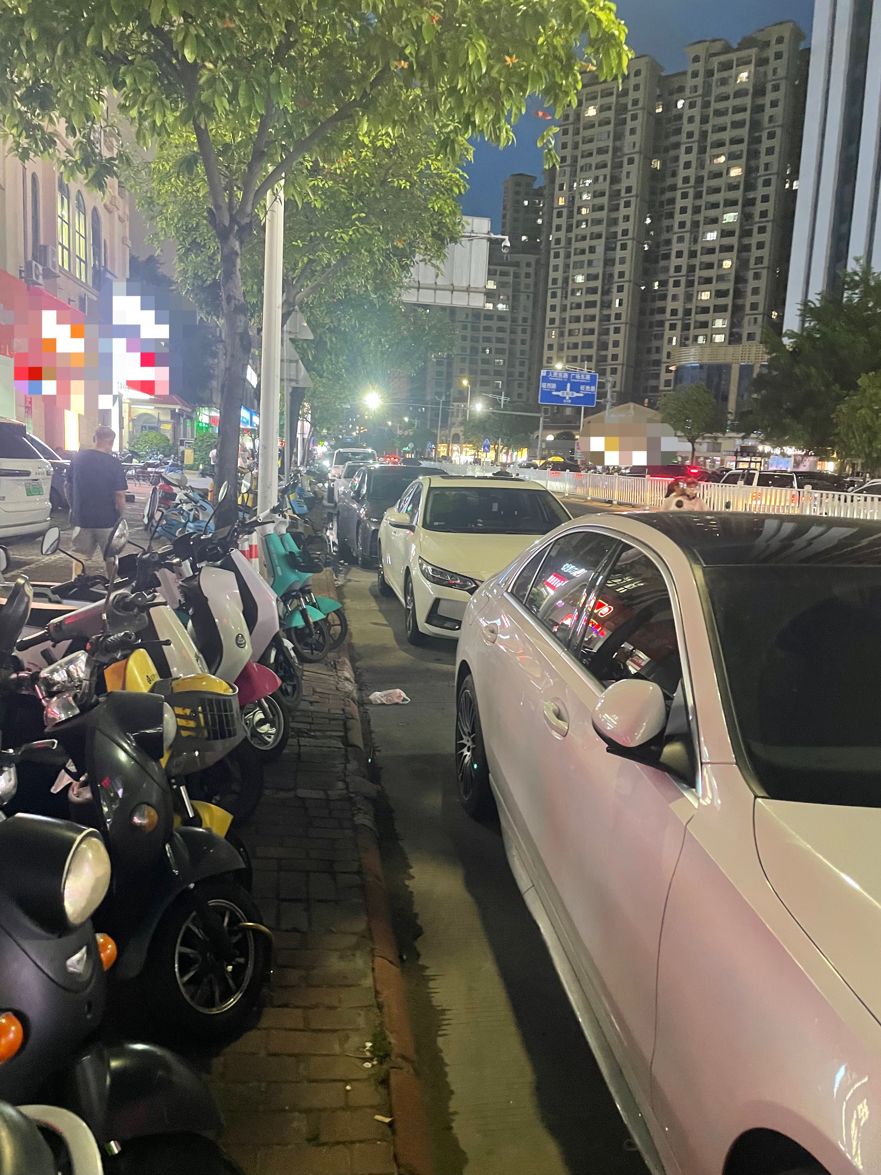 【玉林金玉路某达对面变成了汽车的停车场】7月4日晚，网友爆料称：玉林市城区金玉路