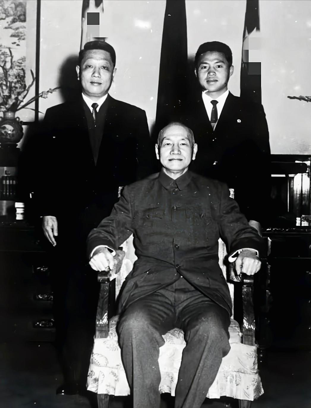 1966年，19岁的王朝天成为第一个公开投奔台湾的红卫兵，受到最高规格接待，然而