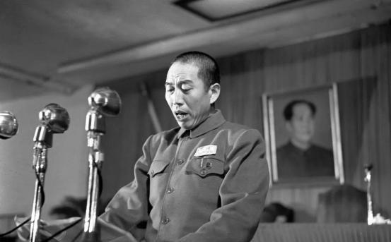 1951年，由马家军改编来的解放军7师，有部分官兵发动叛乱，王震叫来7师师长韩有