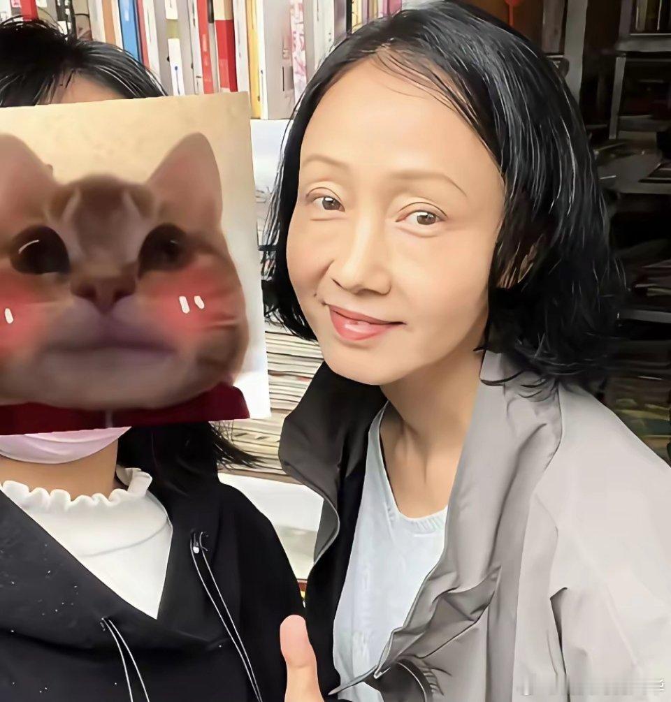 我朋友去广州旅游偶遇过黄慧颐，说她本人和直播间有很大差别，她本人非常瘦，眼睛大大