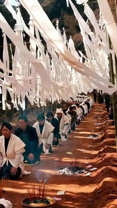 新的殡葬制度将于2026年3月30号执行，大概意思就是：一切从简，城里可以选火葬