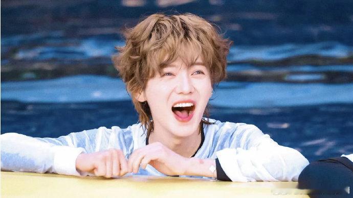 鹿晗脸上贴了创可贴心疼死了，一定要照顾好自己鹿晗的脸怎么了