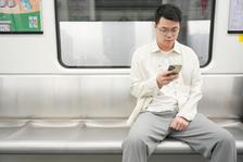 有钱人给孩子钱叫传承，怎么普通人给孩子钱就成了啃老？
其实区别只在于，给钱的那个