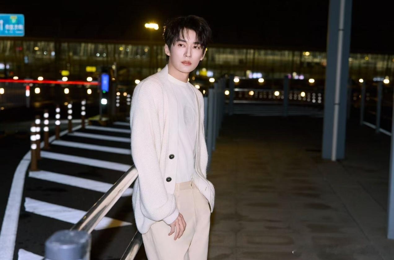 刘学义米兰Boss看秀造型，毛绒绒的