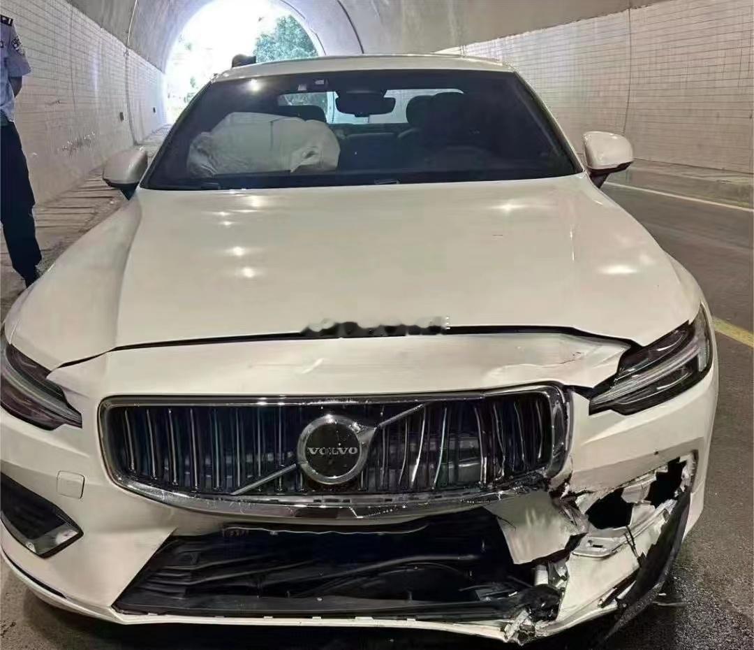 沃尔沃这么撞一下，修复费用得几万啊？？？ 海阔试车超话
