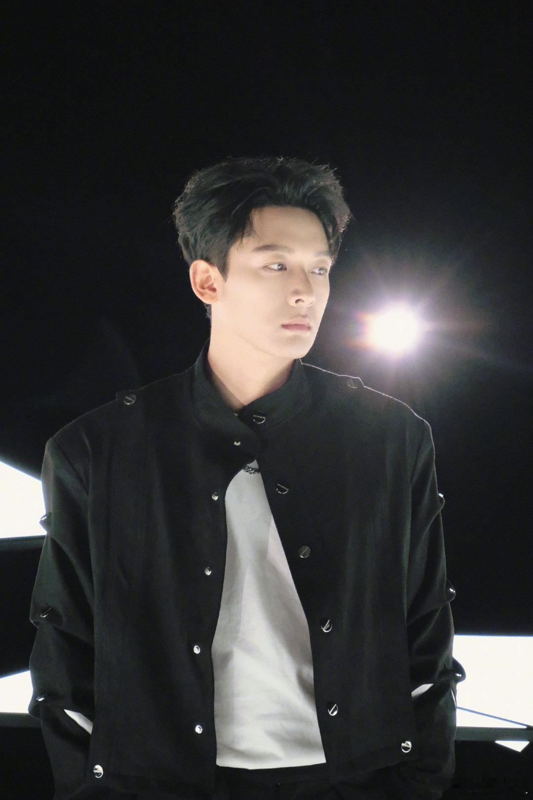 张晚意林允希林娜依高硬控情人节 今日份浪漫已加载完毕！联手送出情人节三重礼。他们