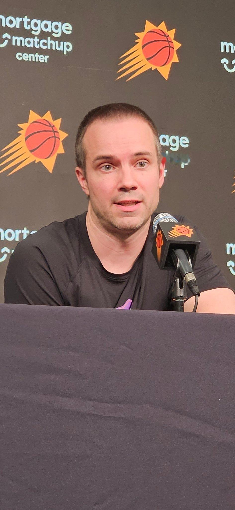 奥特表示，格雷森阿伦右大腿有些肿胀是他今晚缺席的主要原因。