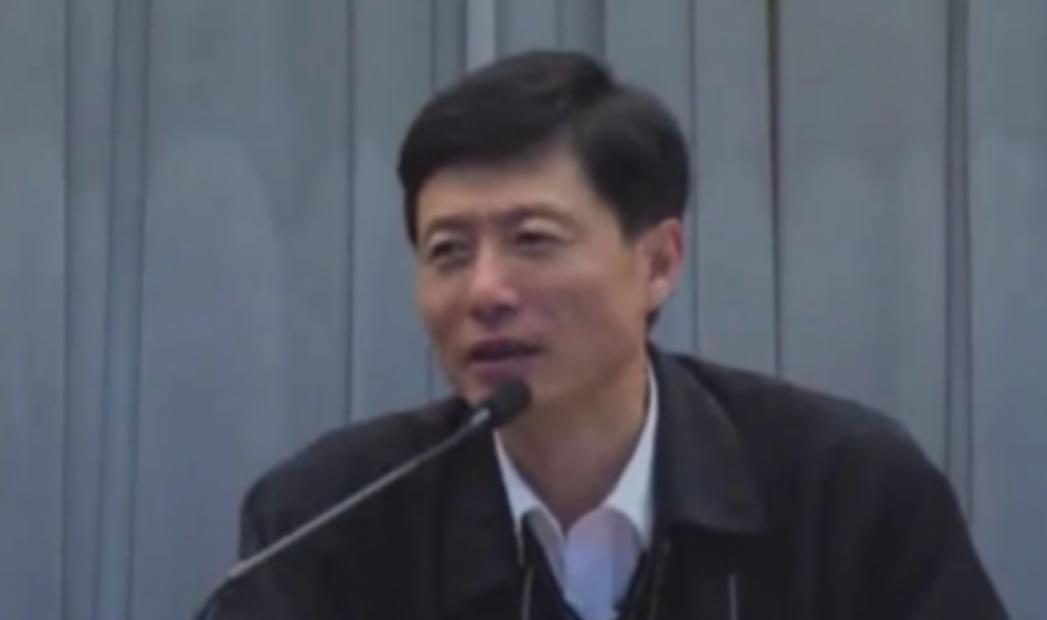 2005年，南开大学教授艾跃进遭到北大学生挑衅，艾跃进怒怼学生：“去了不回来，是