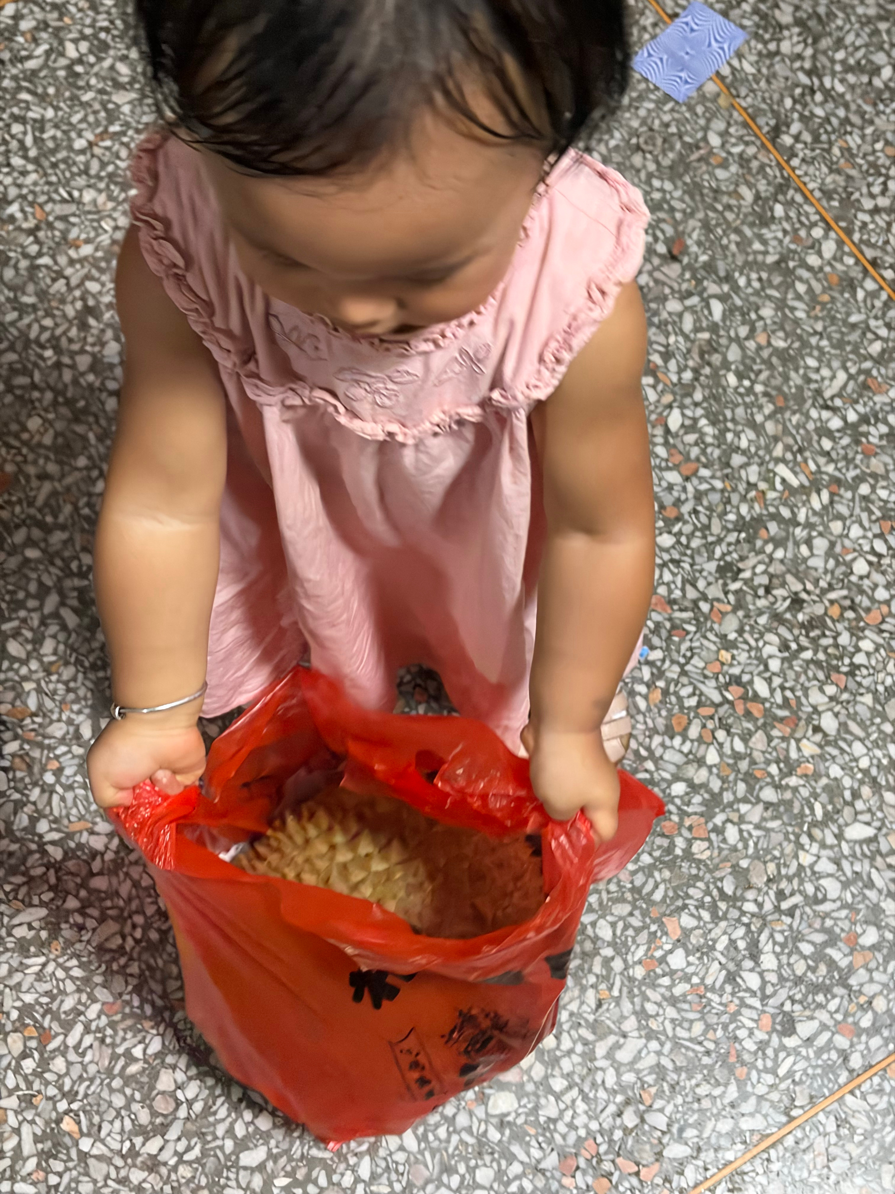 小黑皮一直吵着要吃[笑cry] ​​​