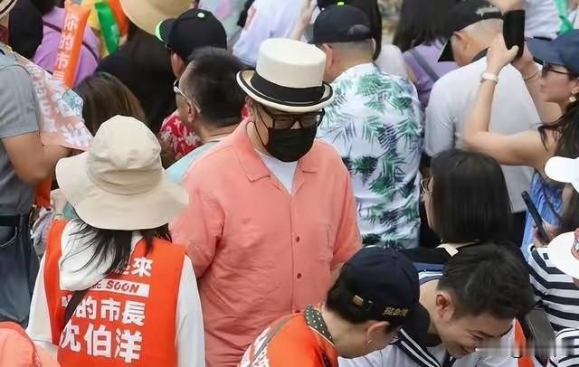 蔡康永清空自己微博跑日本去了。
他可能是觉得去日本更受欢迎一些。
   不过，一