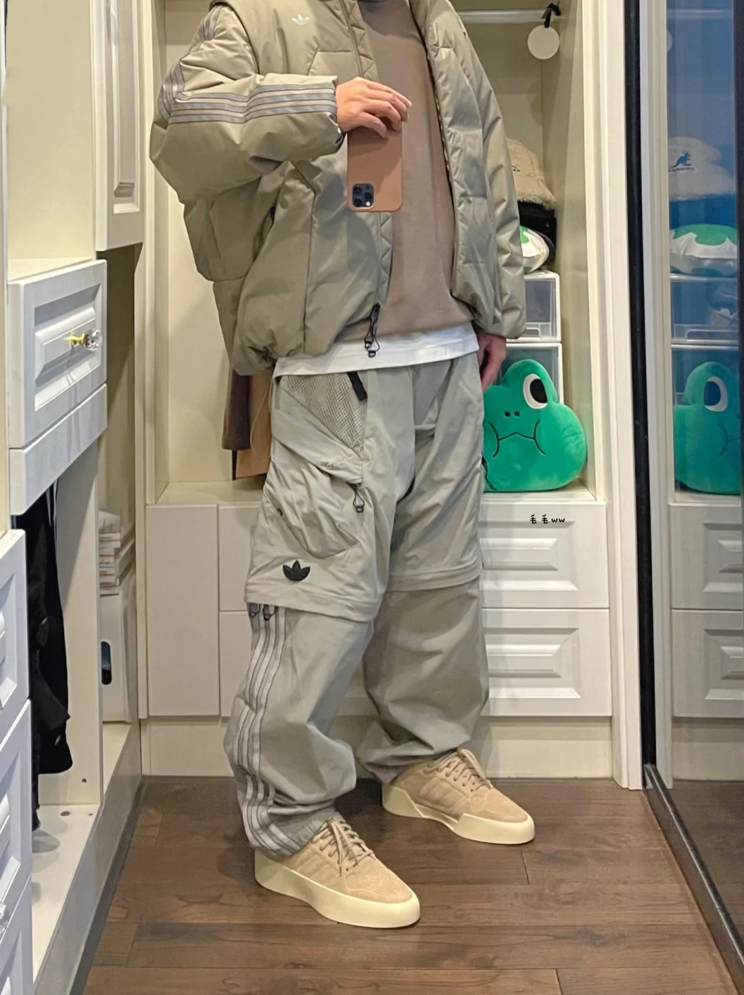 沙漠色系｜羽绒服穿搭