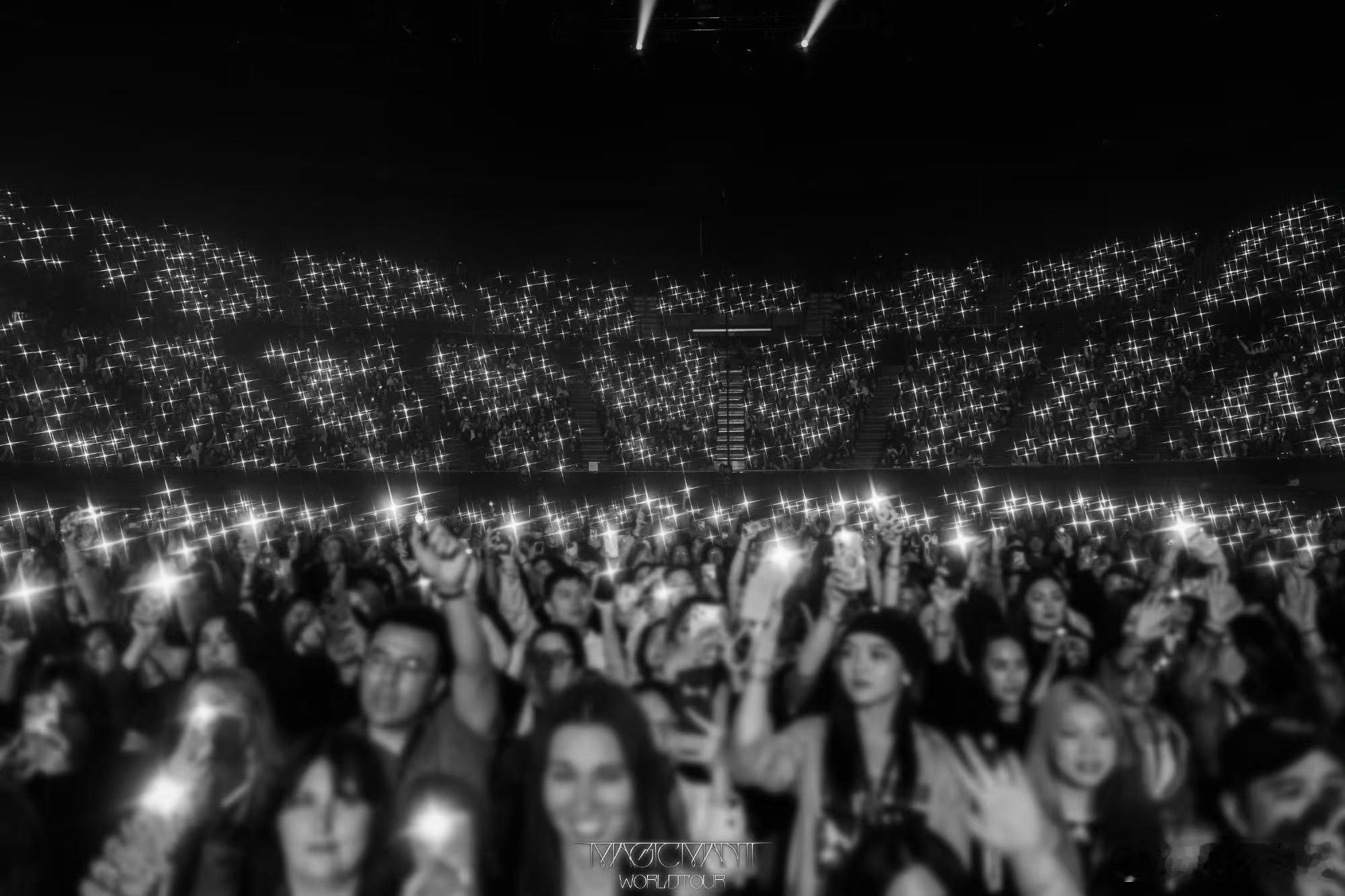 王嘉尔加拿大演唱会高举五星红旗 在MAGICMAN 2 巡演多伦多站不仅向全场海