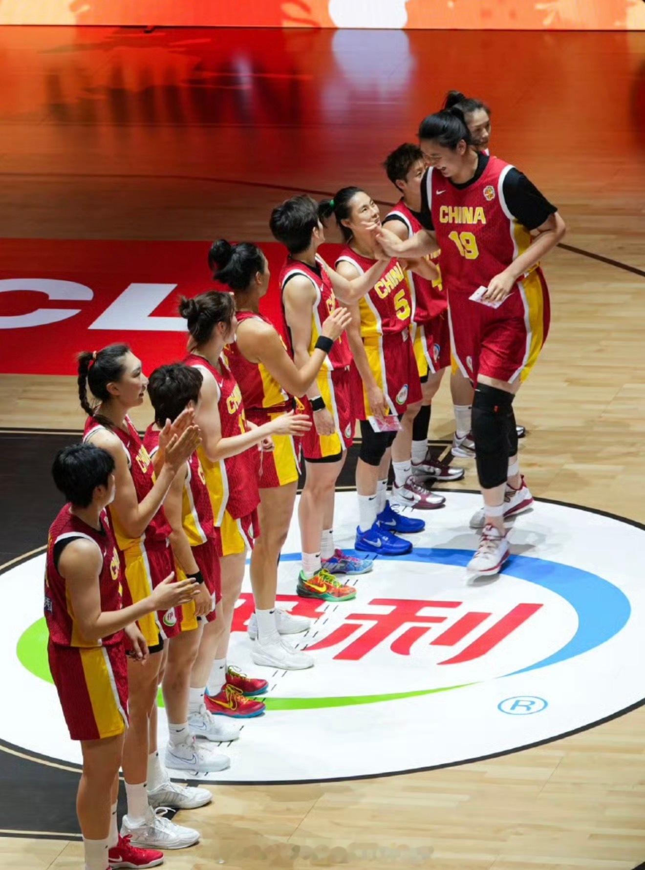 今晚20:30中国女篮将面对小组赛实力最弱的捷克女篮，根据世界杯规则小组赛四支球