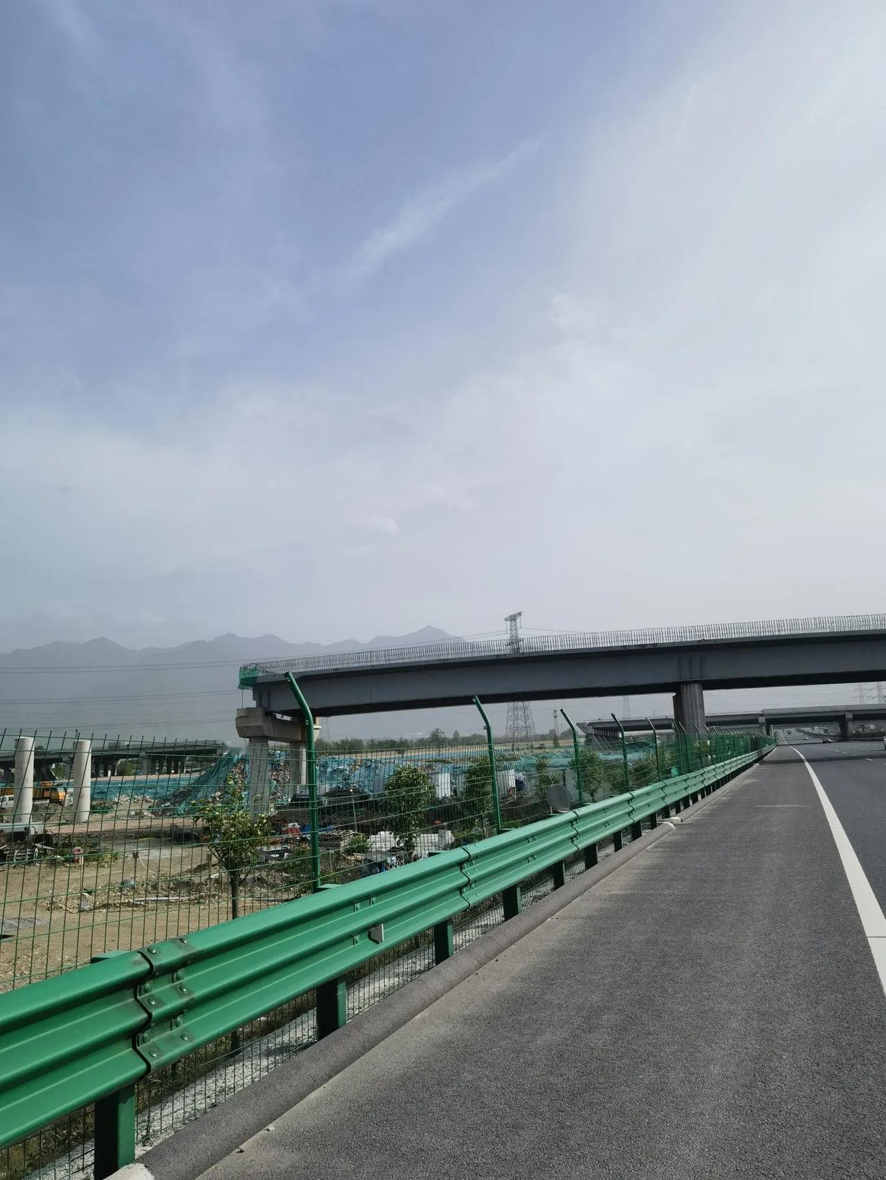 鄠周眉高速公路与京昆高速水寨立交完善建设工作不断加速，工地采取机械化施工，为鄠周