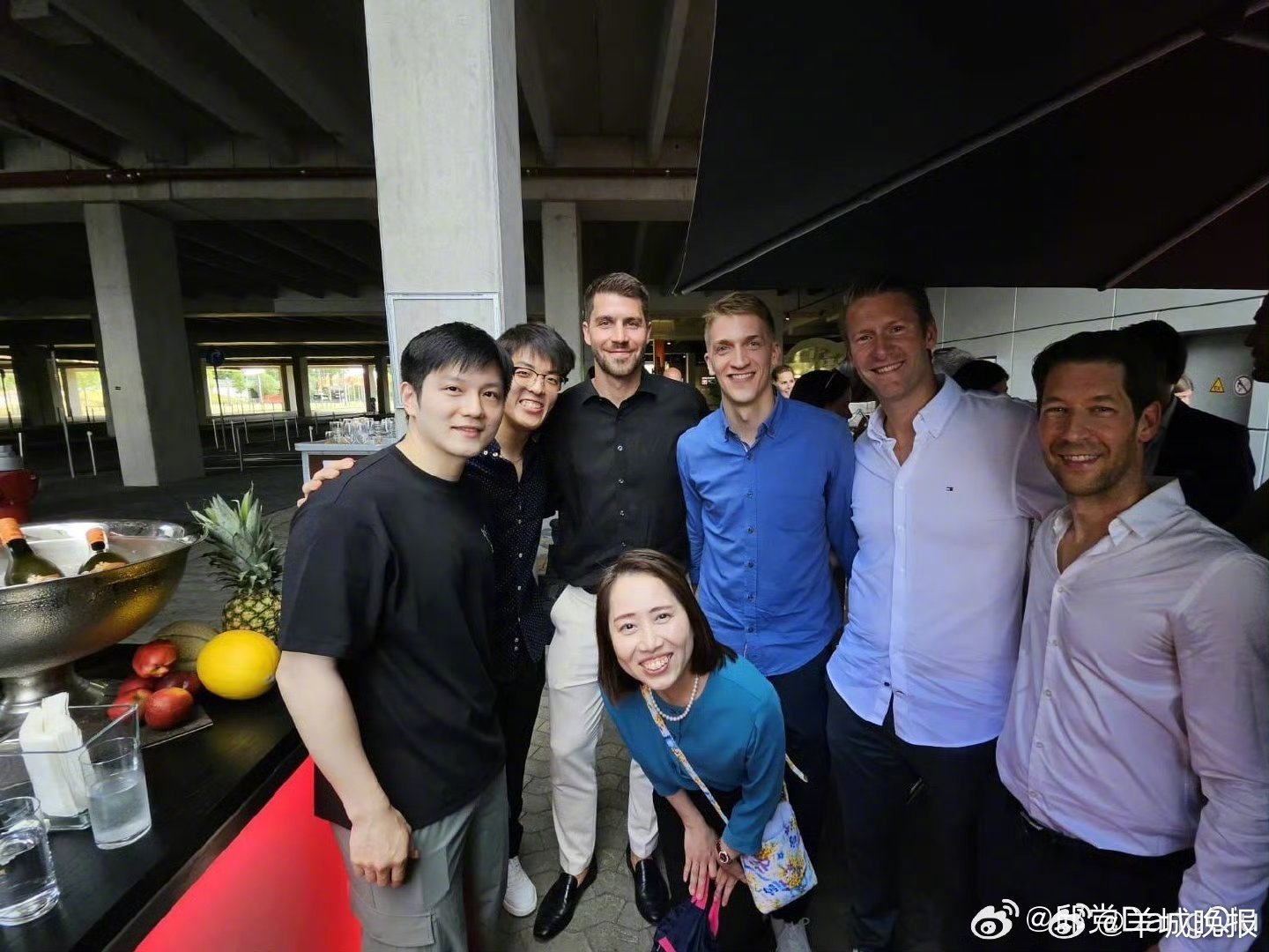 【#樊振东松弛感#】7月3日凌晨，乒乓球运动员晒出了最新的合照，合照中的穿着黑色